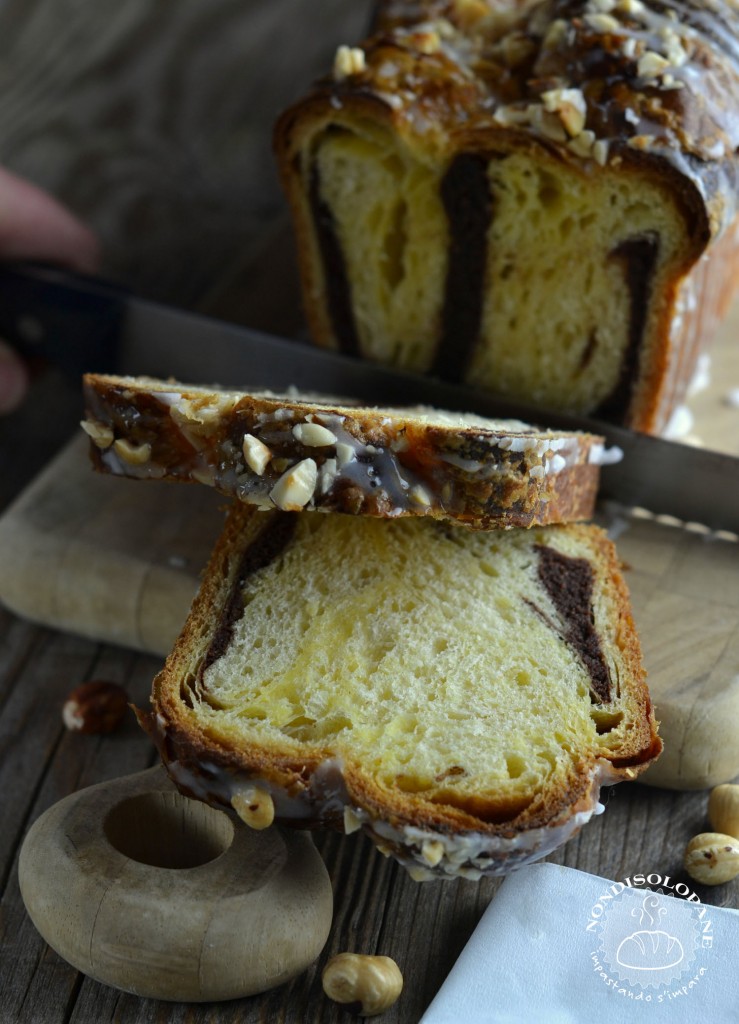 Treccia di brioche sfogliata con nocciole e cacao