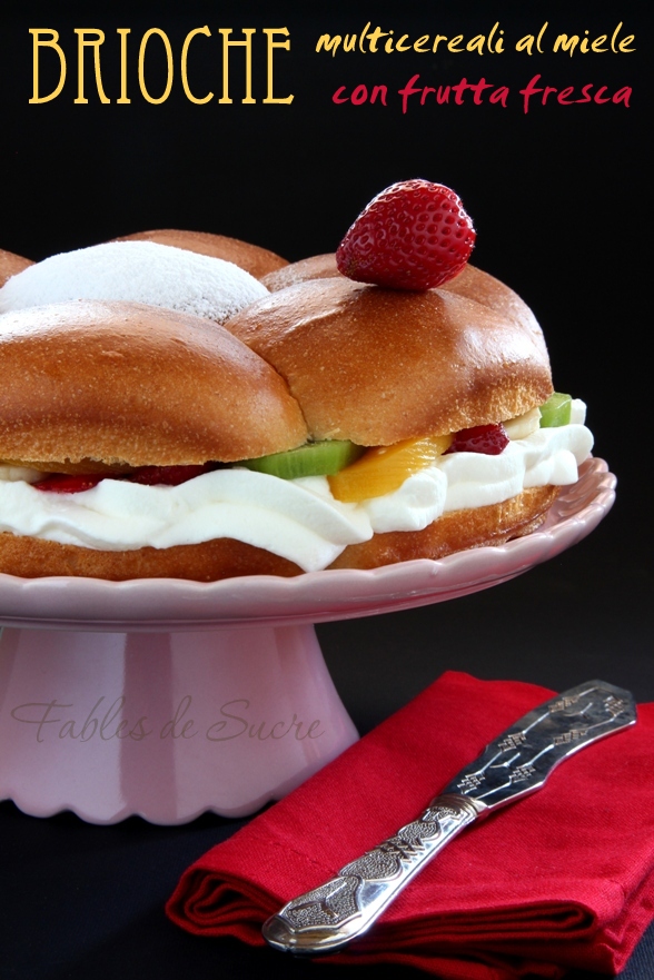 Brioche multicereali al miele con frutta fresca