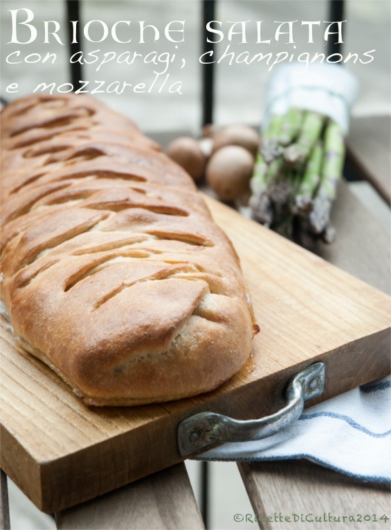 Brioche salata con asparagi, champignons e mozzarella