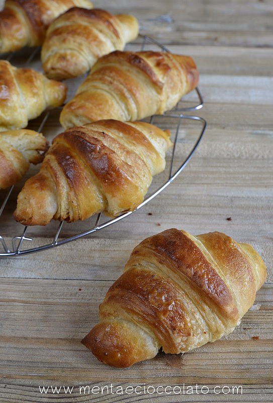 Croissants ai cereali sfogliati al pistacchio