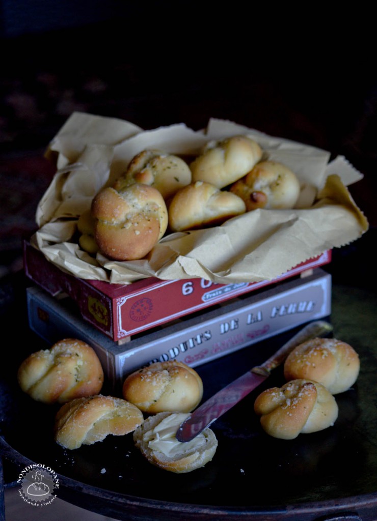 bread garlic knots-1-4