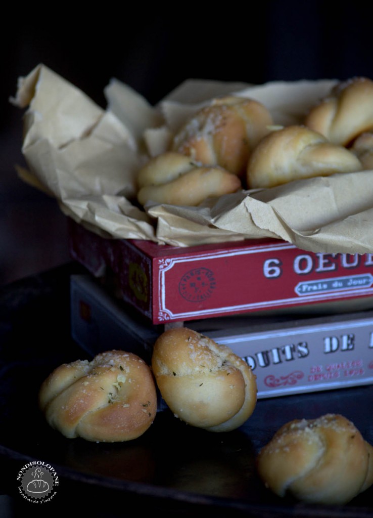 bread garlic knots-1