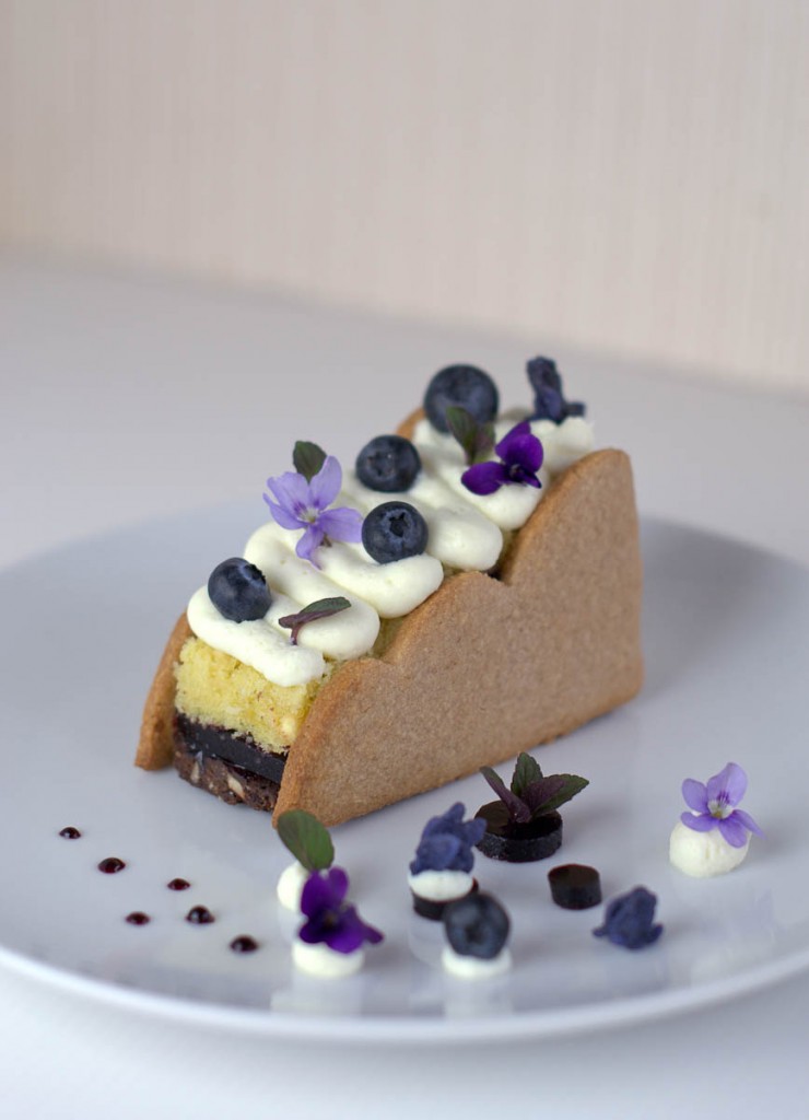 Profumo di sottobosco – Minicake al cioccolato e mirtilli con viole candite