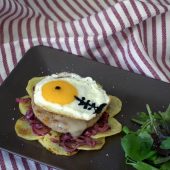 Nondisolopane - Burger di tonno con cipolle caramellate e uovo fritto