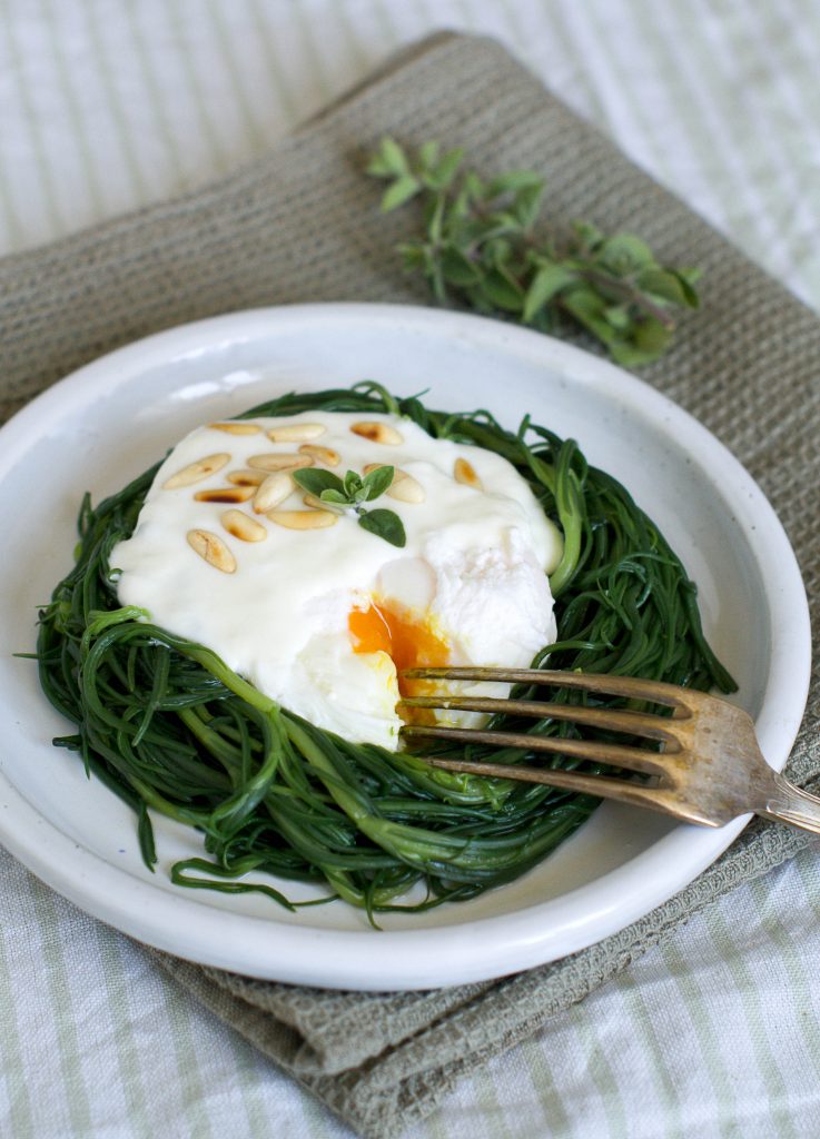 Uova in camicia con agretti e crescenza