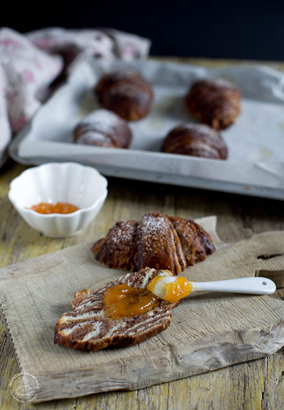 Cornetti bicolore alla panna con metodo di sfogliatura semplice