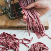 Nondisolopane - Tagliatelle alla barbabietola con ricotta, speck e asparagi