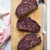 Nondisolopane - Pane con barbabietola rossa, feta e semi di lino