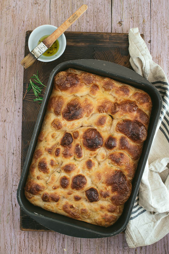 Focaccia semplice ad alta idratazione con lievito madre